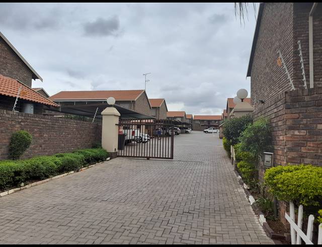 2 BEDROOM TOWNHOUSE FOR SALE IN PHILIP NEL PARK